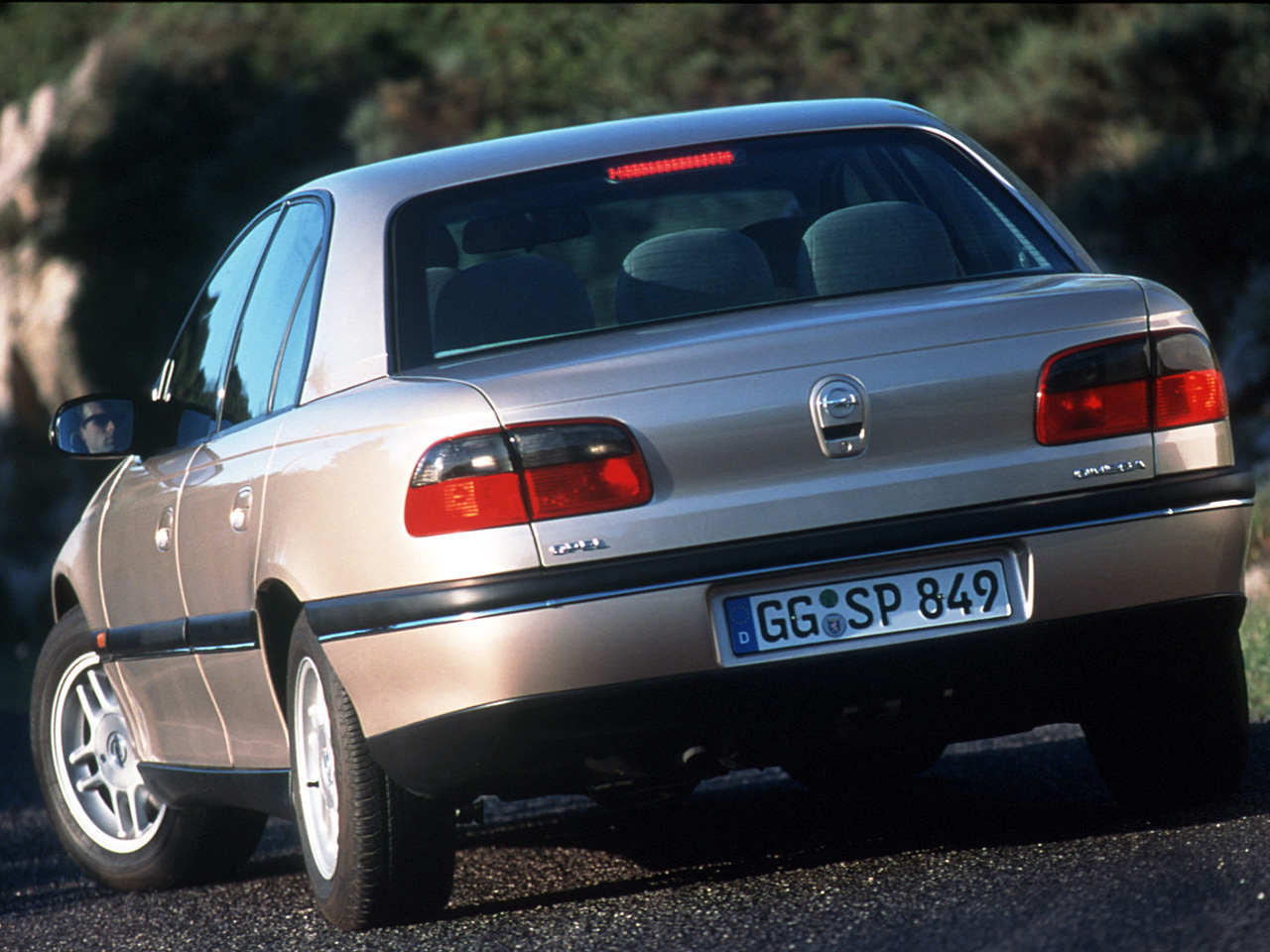 Opel Omega 2.0 МТ