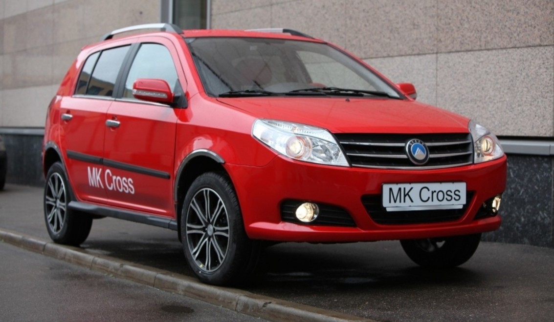 Девушка и Geely MK Cross